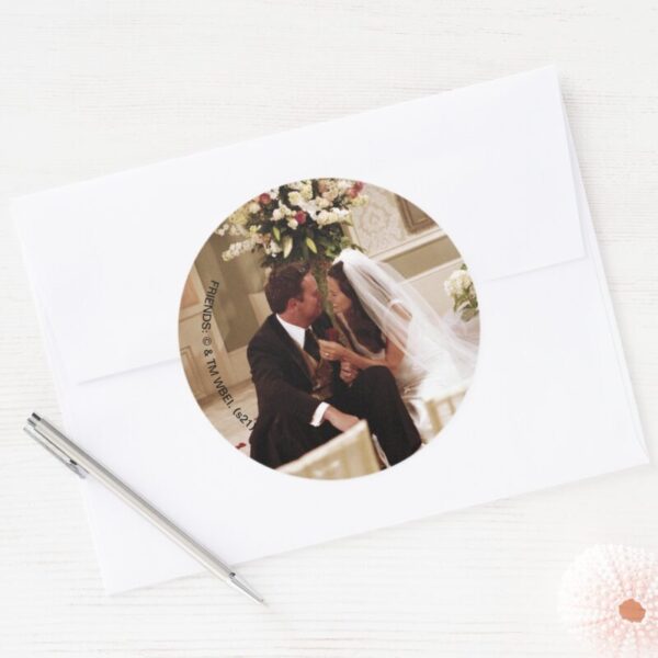 FRIENDS™_Chandler_&_Monica_Married_Classic_Round_Sticker_3 FRIENDS™ Chandler Monica Married Classic Round Sticker