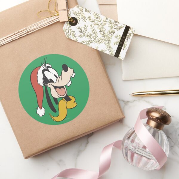 Goofy With Santa Hat Classic Round Sticker