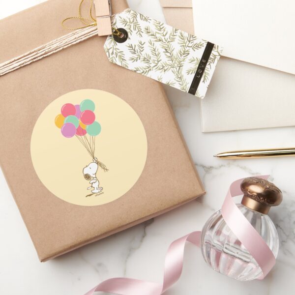 Snoopy And Balloons Classic Round Sticker