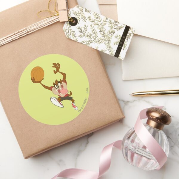 TAZ™_Basketball_Layup_Classic_Round_Sticker_5 TAZ™ Basketball Layup Classic Round Sticker